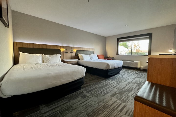 1 Queen Bed (2 of 7)
