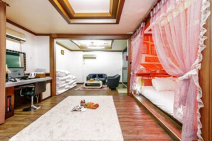 Room 10 of 37