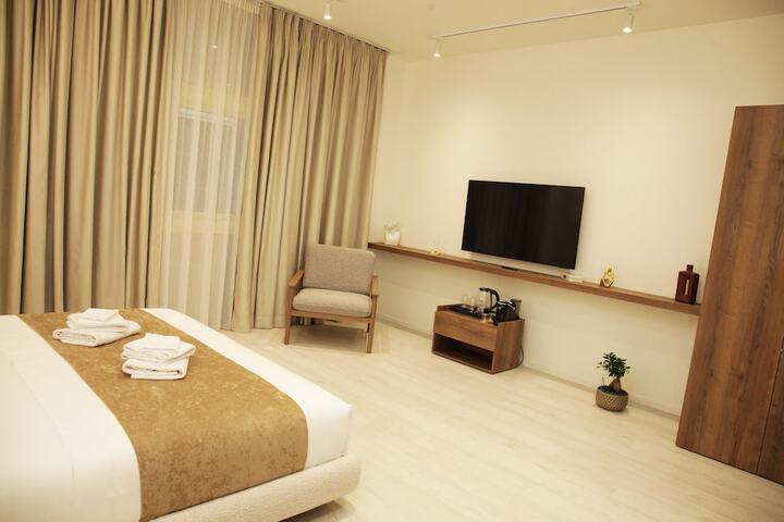 Room 4 of 9