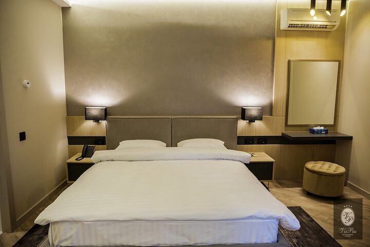 Room 6 of 40