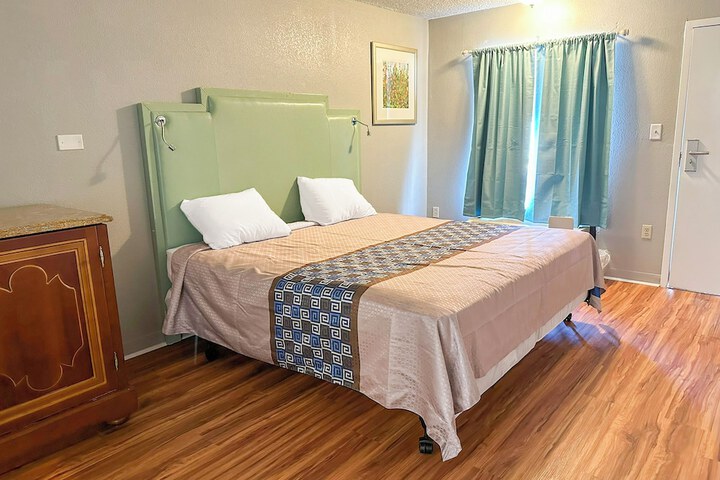 1 King Bed (17 of 21)