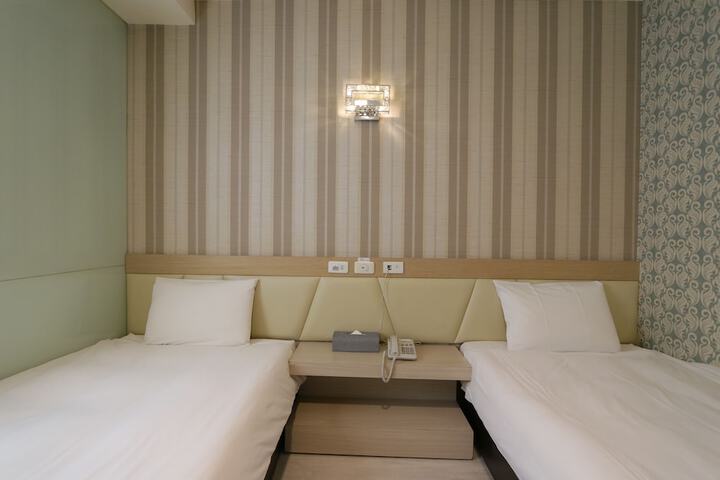 Room 12 of 99