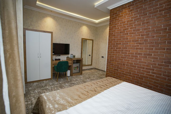 Room 11 of 38