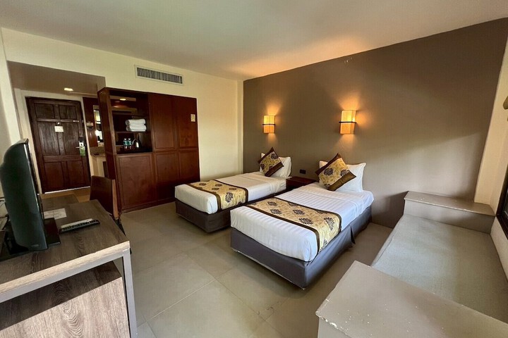 Room 10 of 100
