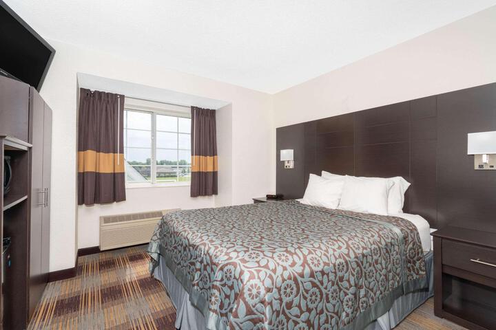 1 Queen Bed Mobility Accessible (16 of 19)