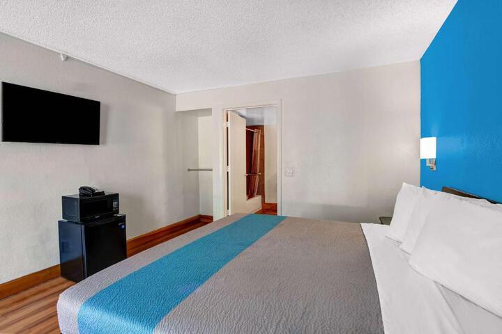 1 King Bed (6 of 6)