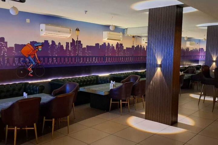 Lounge 112 of 130