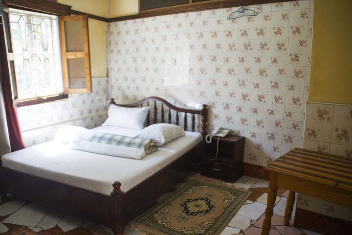 Room 11 of 28