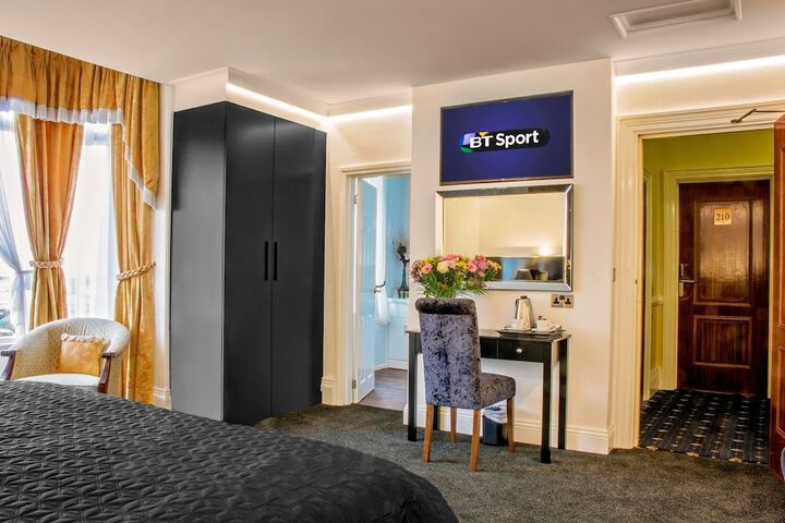 Room 5 of 32