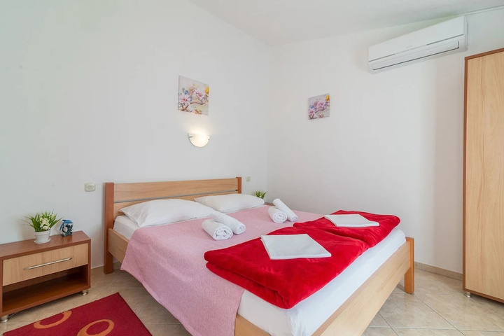 Room 3 of 20