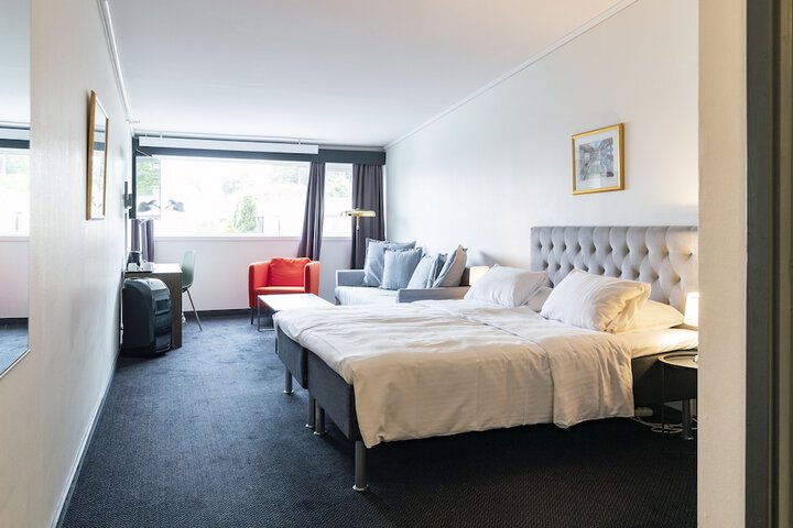 Room 10 of 80