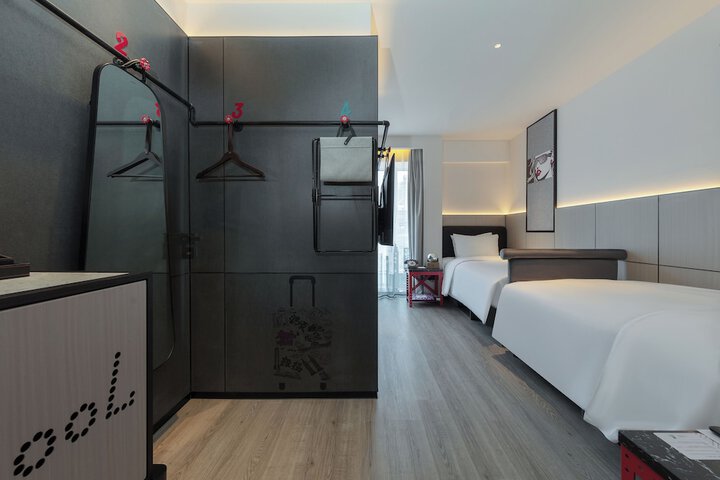 Room 16 of 96
