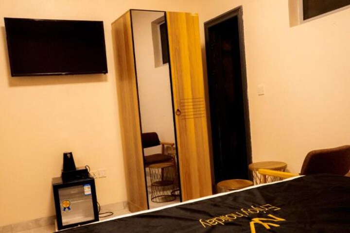Room 15 of 21
