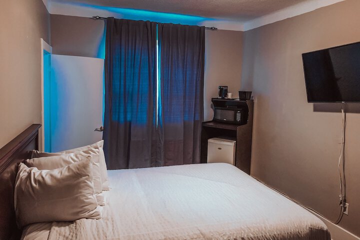 1 Queen Bed (30 of 33)