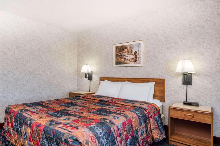 1 Queen Bed Accessible Room (9 of 22)