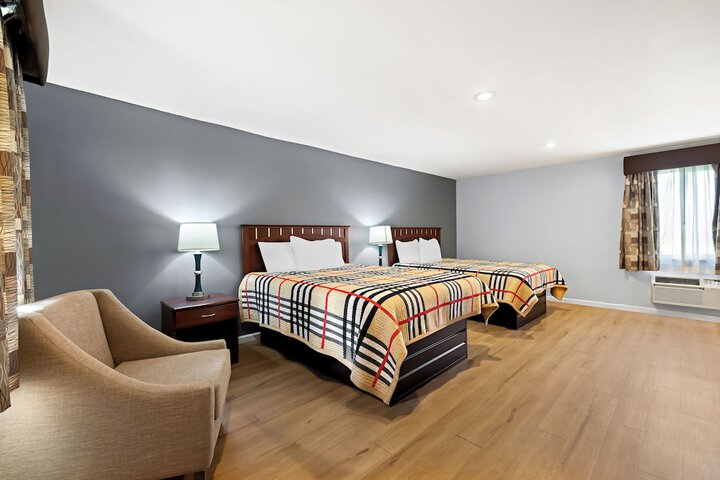 Deluxe 2 Queen Beds Kitchenette (2 of 5)