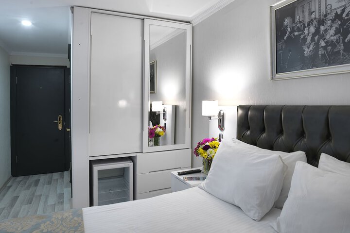 Room 6 of 26