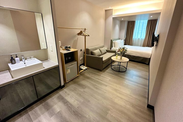 Room 8 of 12