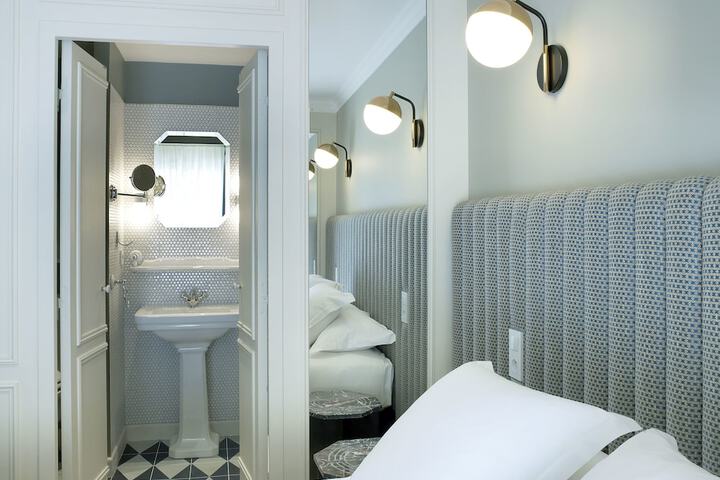Room 6 of 72