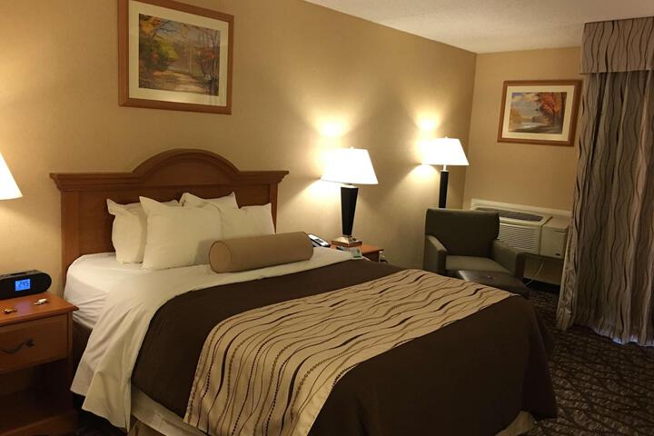 1 Queen Bed High Speed Internet Accessible Microwave and Refrigerator, Coffee Maker Iron (1 of 12)
