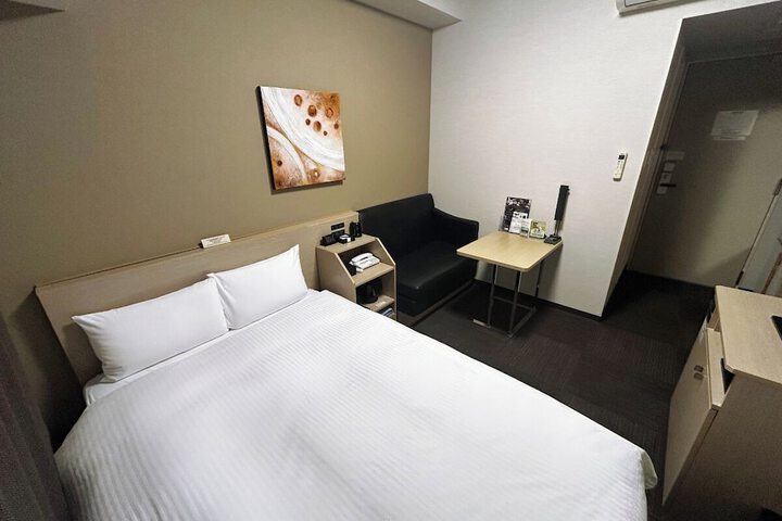Room 11 of 33