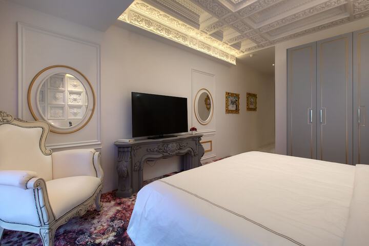 Room 4 of 195