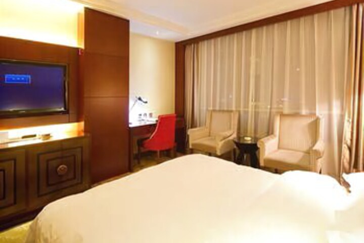 Room 6 of 8