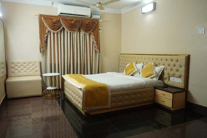 Room 4 of 16