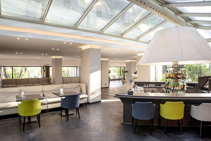 Lounge 58 of 77