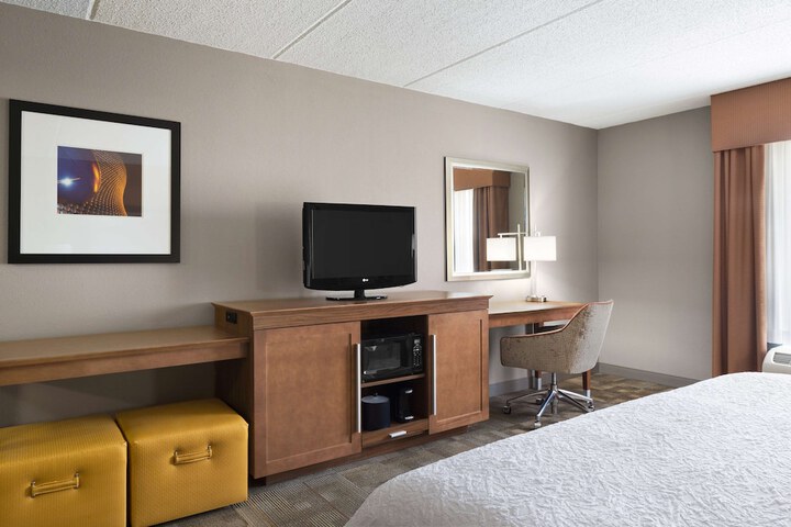 1 King Bed (4 of 9)
