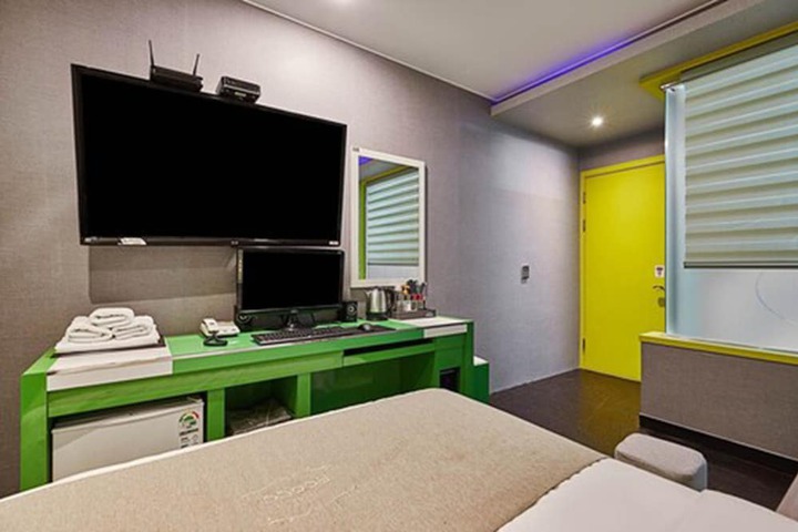 Room 8 of 13