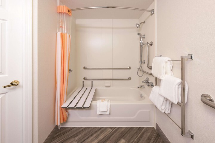 1 King Bed (2 of 18)