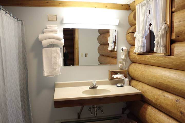 Pine Country Economy King Bed Pet Friendly (23 of 31)