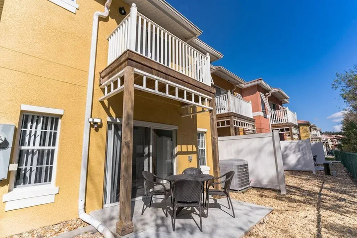 Stylish 3 Bedroom Home Private Balcony Patio