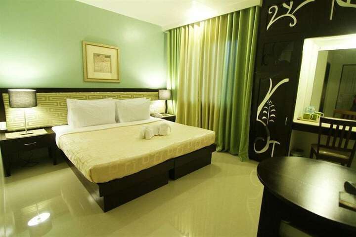 Room 6 of 12