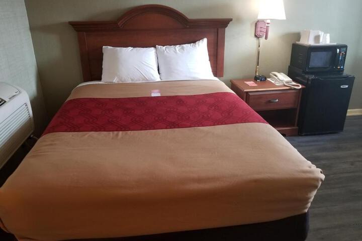 1 Queen Bed (1 of 9)