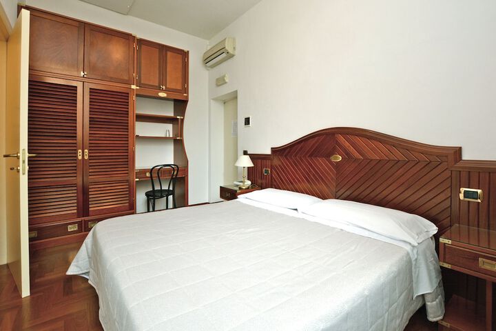 Room 10 of 46