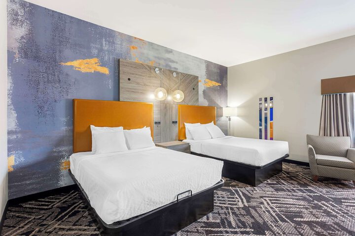 2 Queen Accessible Bathtub Microwave, Refrigerator WiFi Continental Breakfast (17 of 21)