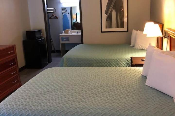 2 Queen Beds (1 of 7)