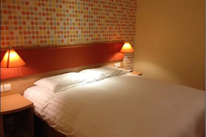Room 5 of 12