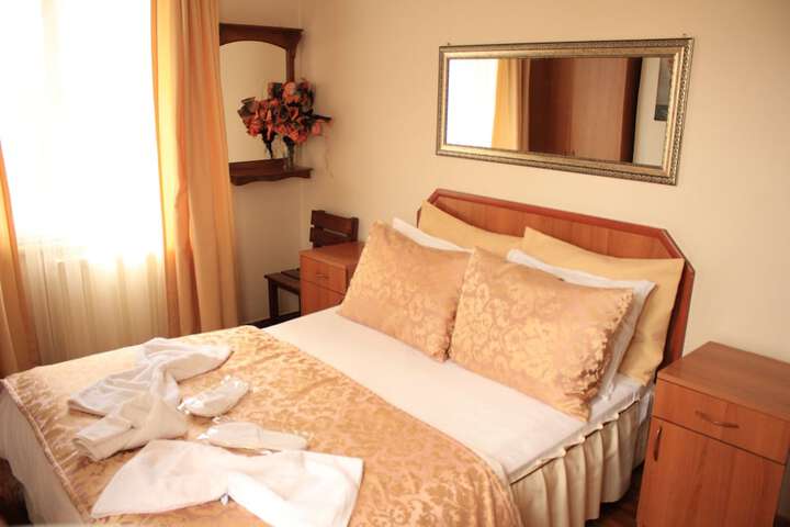Room 8 of 90