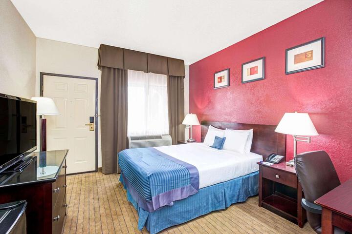 1 Queen Bed Modern (24 of 31)