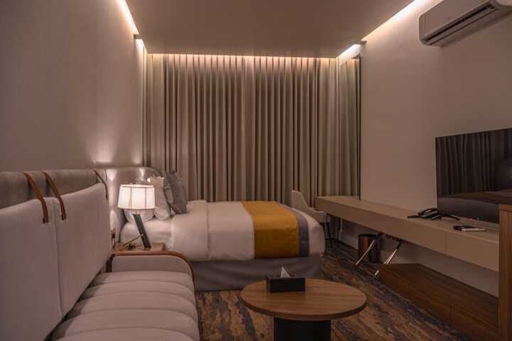 Room 17 of 37