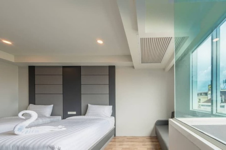 Room 13 of 28