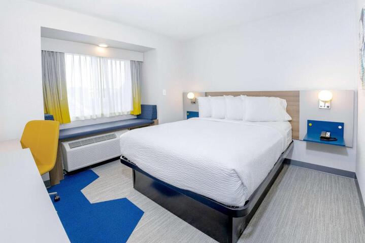 1 Queen Bed (5 of 16)