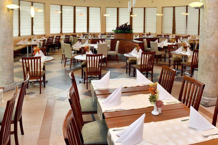Dining 40 of 48
