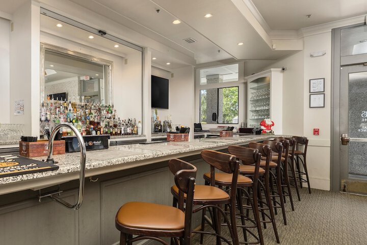 Lounge 174 of 220