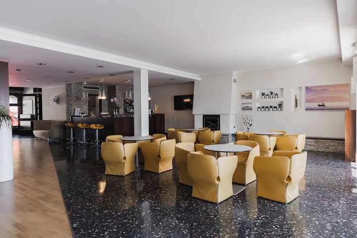 Lounge 45 of 66