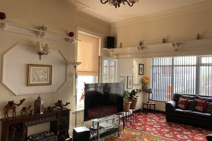 Lounge 8 of 16