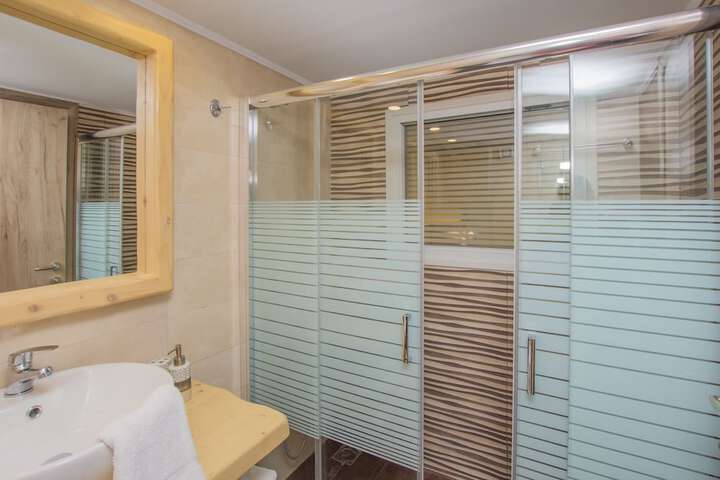 Room 103 of 161